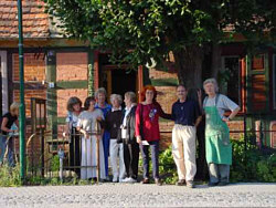 Malgruppe vor der Galerie Gro Dlln